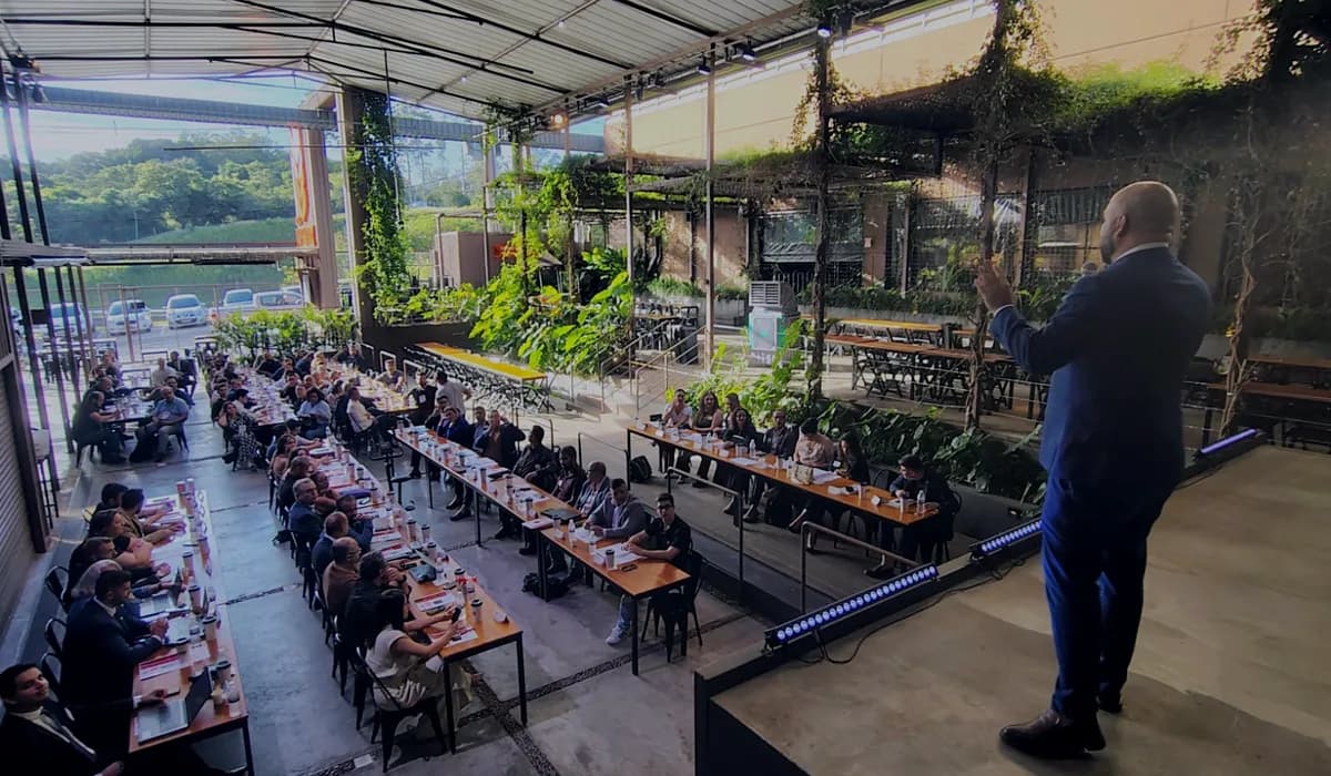 Evento presencial com participantes