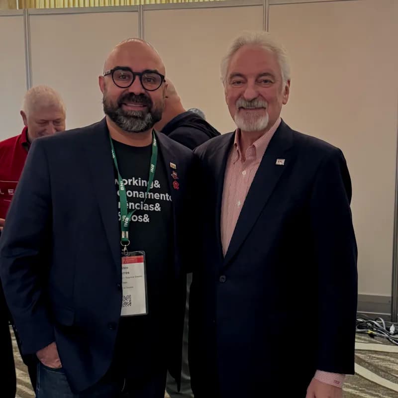 Fábio Torres com empresários em evento